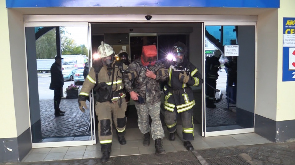 200 человек срочно эвакуировали из торгового центра в Костроме