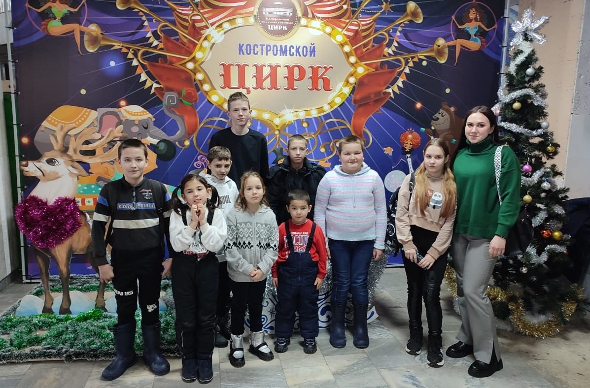 «Полицейский Дед Мороз» накормил подростков из подучетных семей и сводил в костромской цирк
