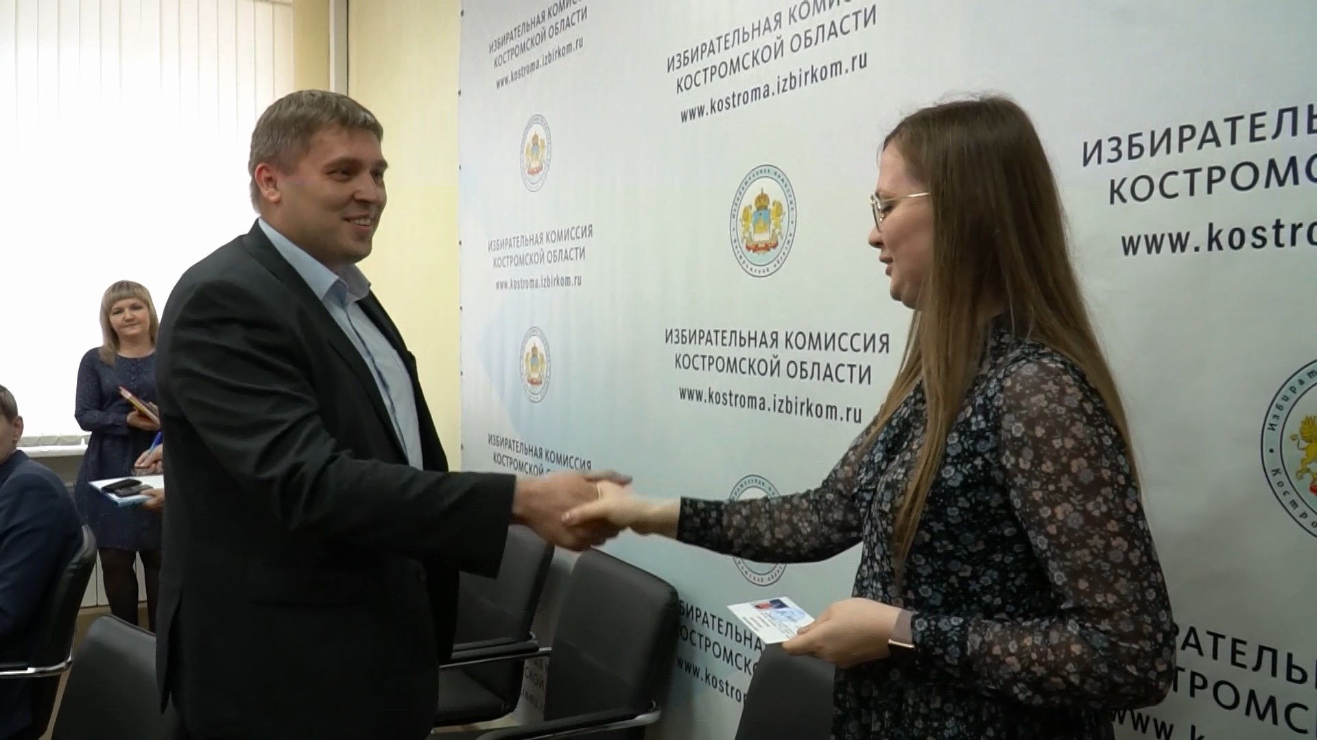 Новому депутату Костромской областной Думы вручили удостоверение