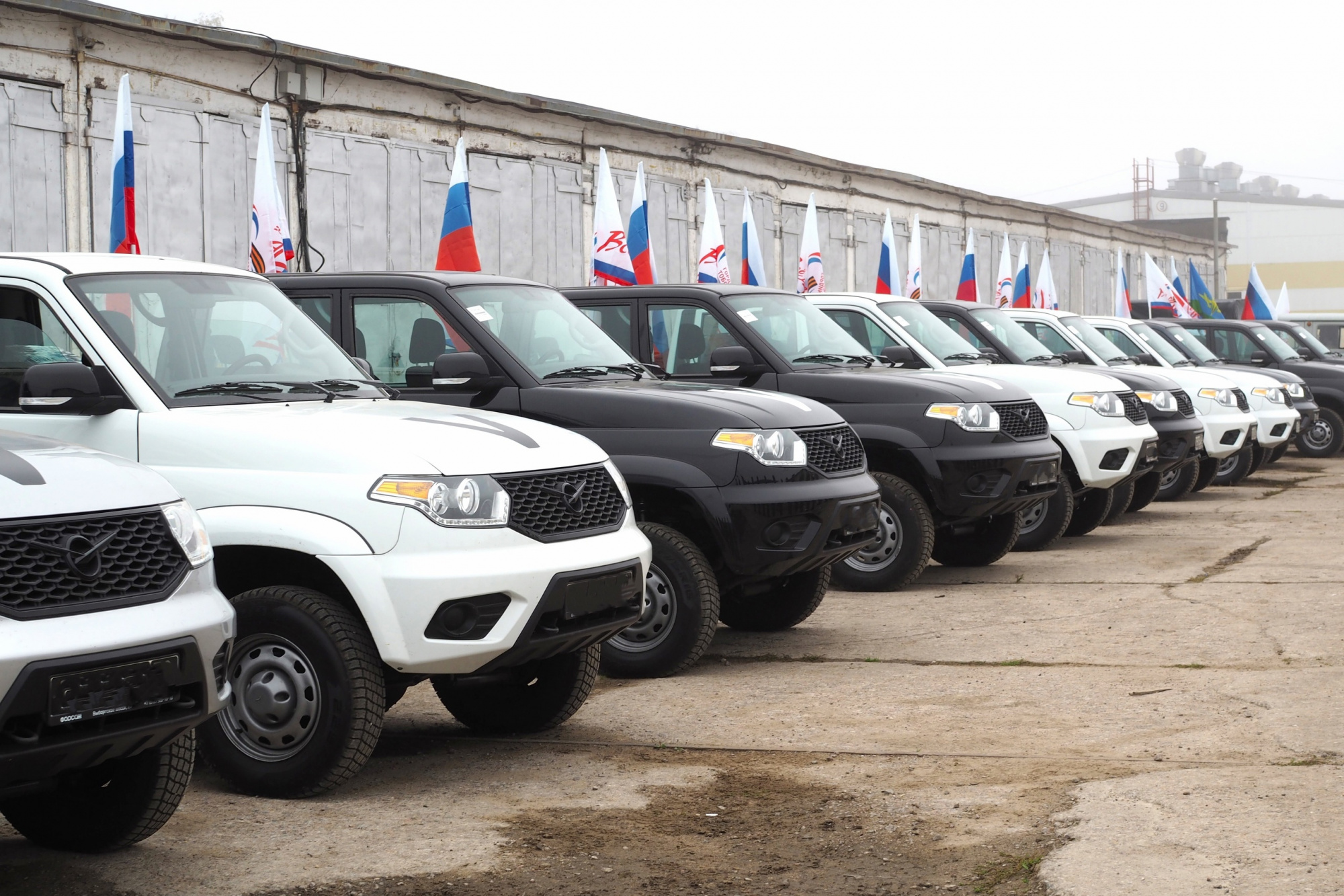 Из Костромской области в зону СВО отправили новую парию автомобилей для десантников