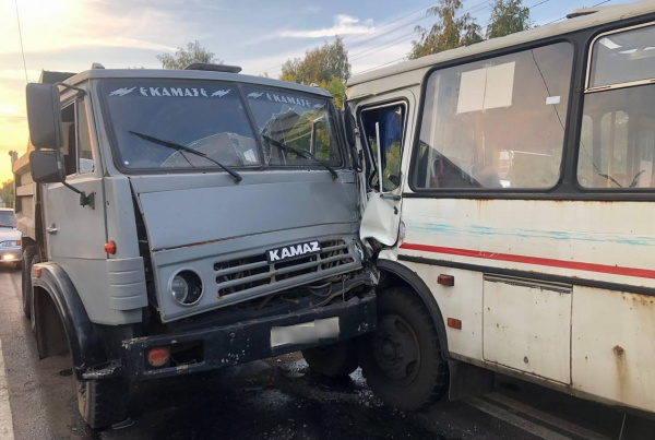 Пассажирский автобус в Костроме столкнулся с двумя «КамАЗами»