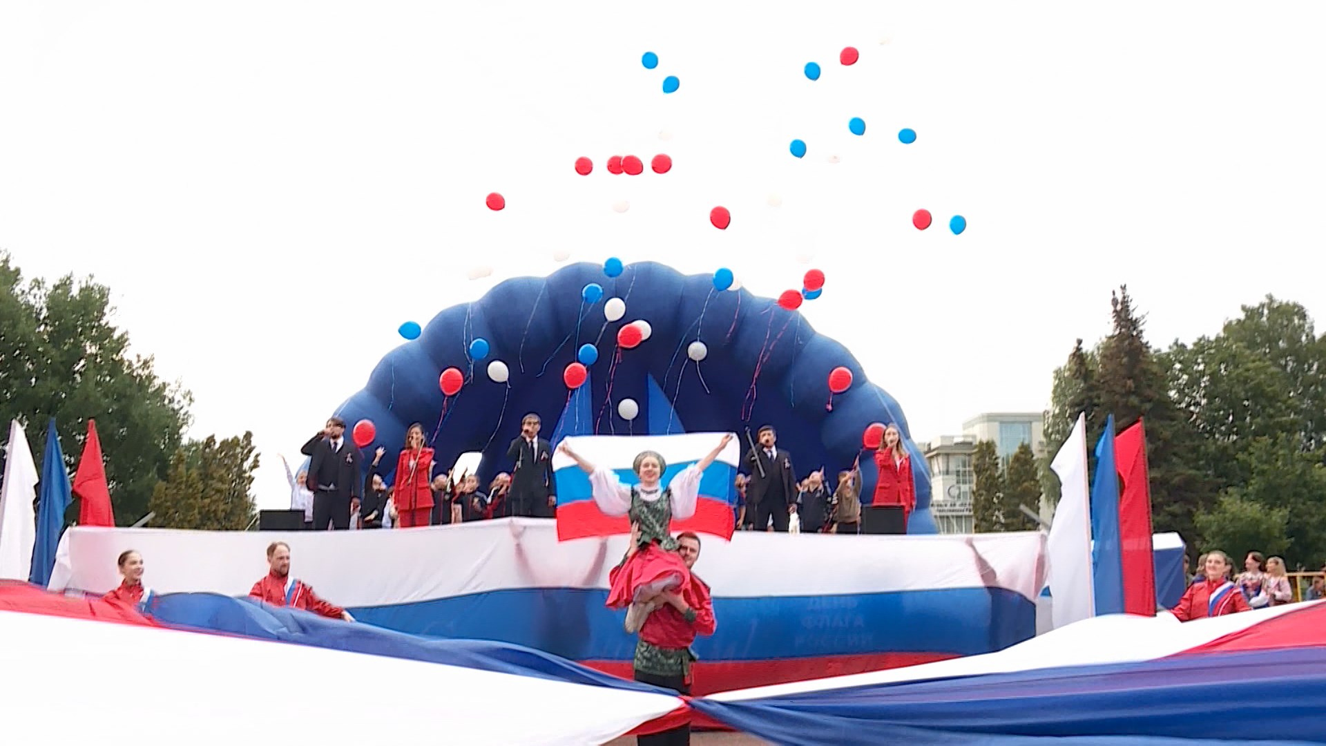 Празднование Дня государственного флага в Костроме завершилось большим концертом