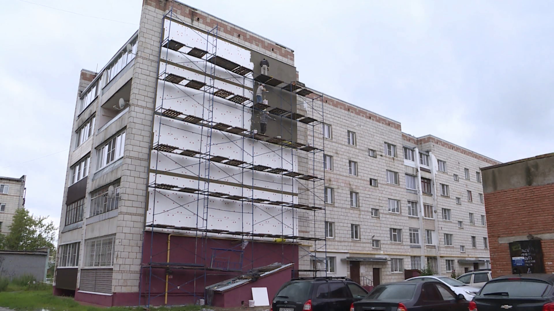 В Костроме у дома с обрушившимся утеплителем завершается восстановление фасада