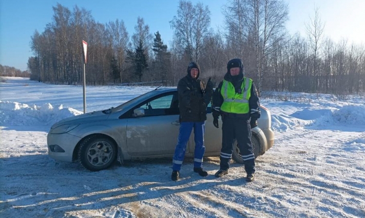 Сотрудники ГИБДД выручили водителя замерзавшего в сугробе под Костромой