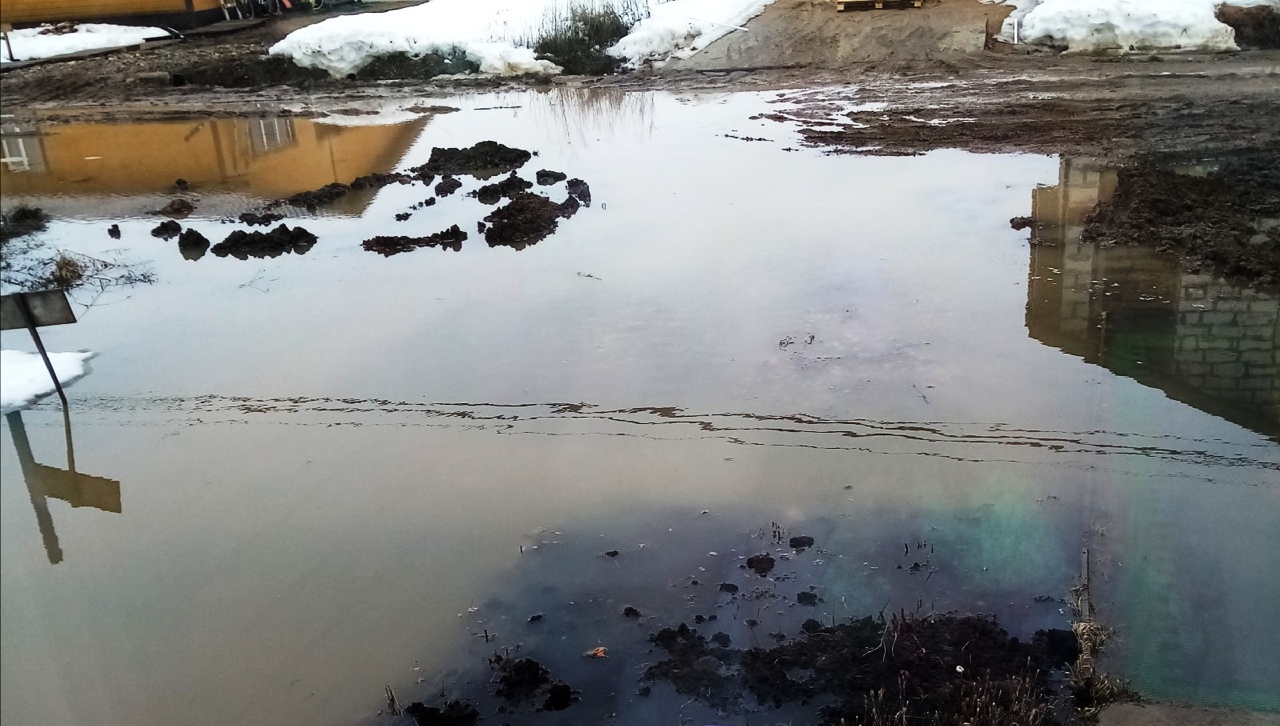 Жители костромского посёлка Первый «воюют» с неуходящей водой