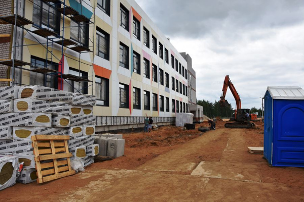 У здания новой школы в Костроме начали строить стадион
