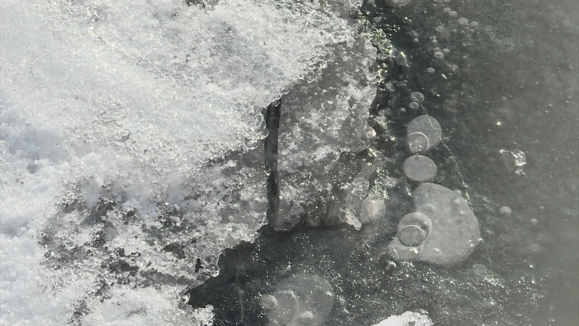 Лёд на реке Костроме начал проседать и трескаться