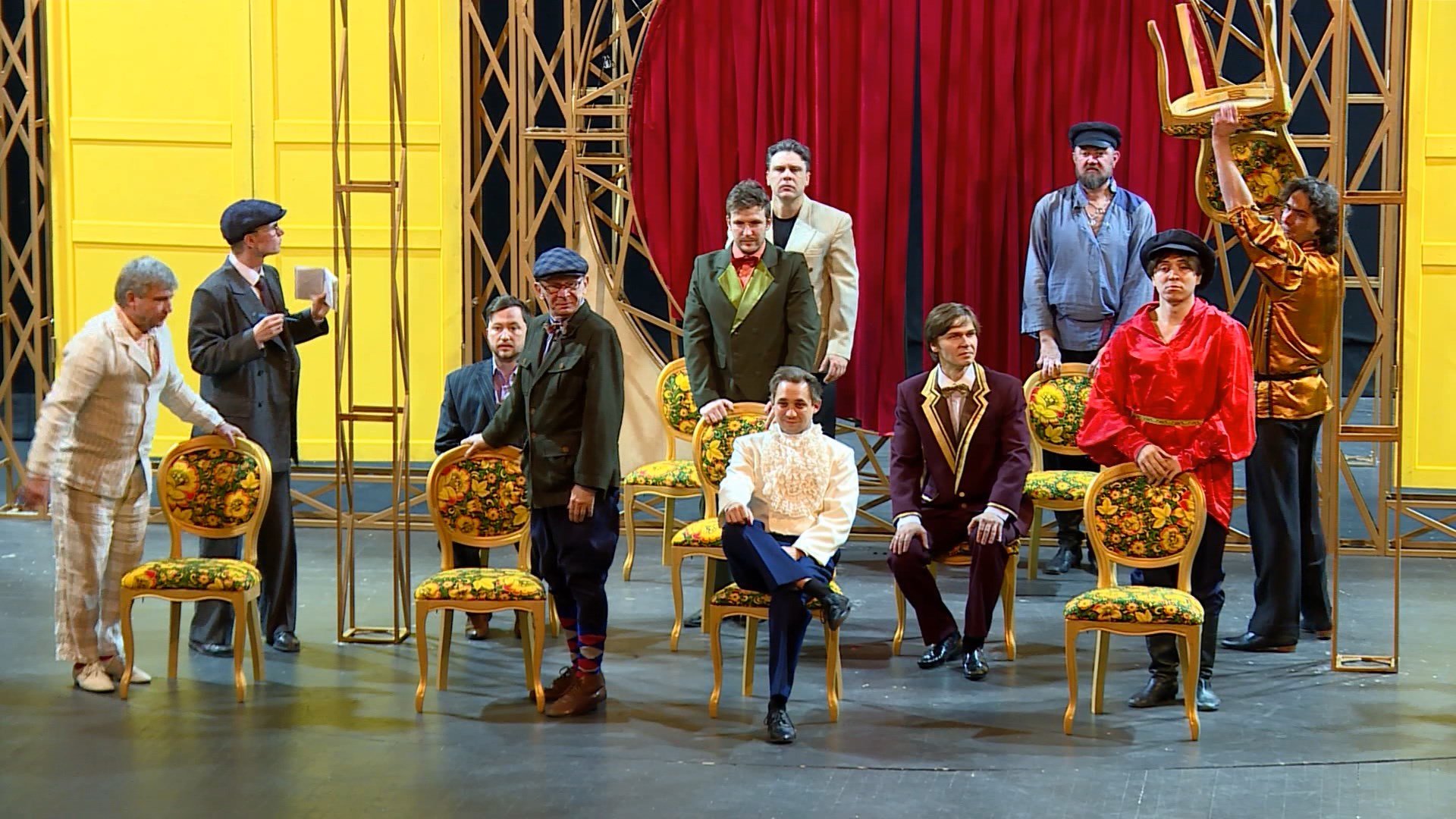 Костромской драмтеатр представил премьеру спектакля «12 стульев»