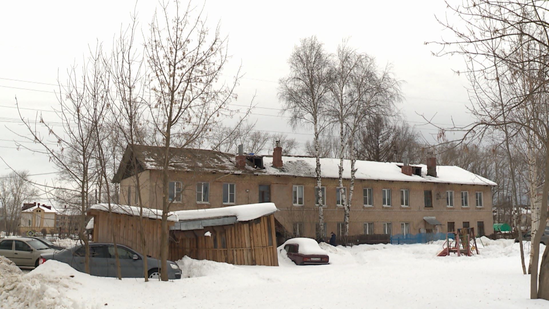 Кровлю многострадального дома на улице Линейной в Костроме начали восстанавливать