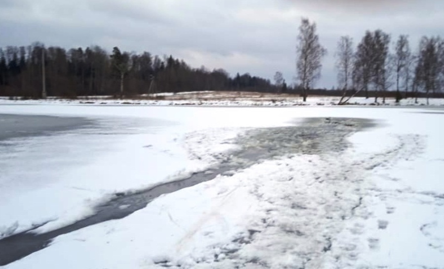 Третий за неделю: мужчина провалился под лёд на озере под Костромой