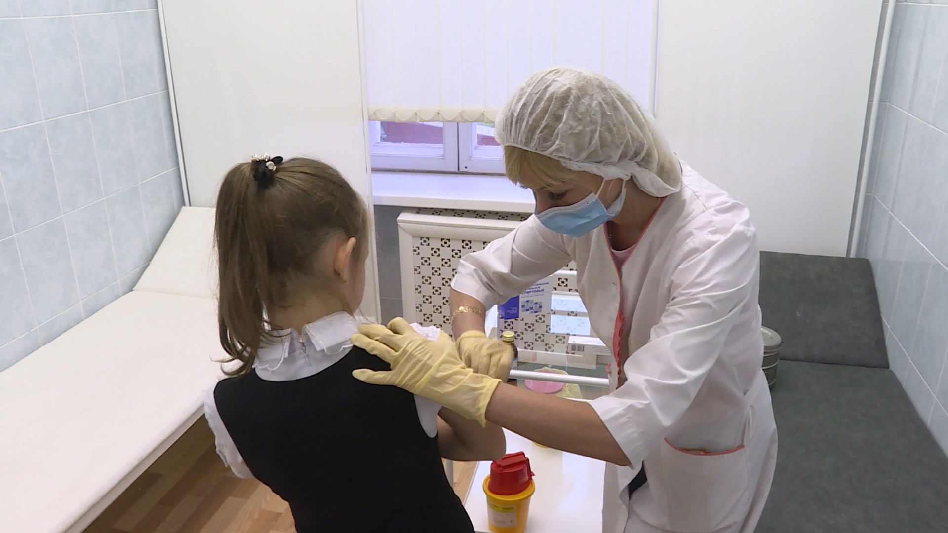 Юных костромичей в детских садах и школах города начали прививать от гриппа
