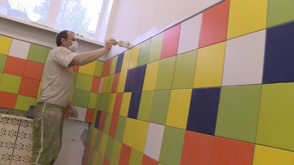 В Костроме продолжают работу специализированные бригады по ремонту школ и детских садов