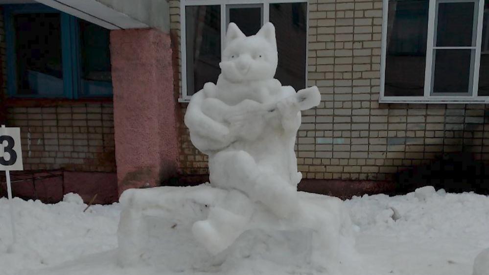 Эффектных чебурашек и зайчиков слепили дети на конкурсе снежных скульптур под Костромой