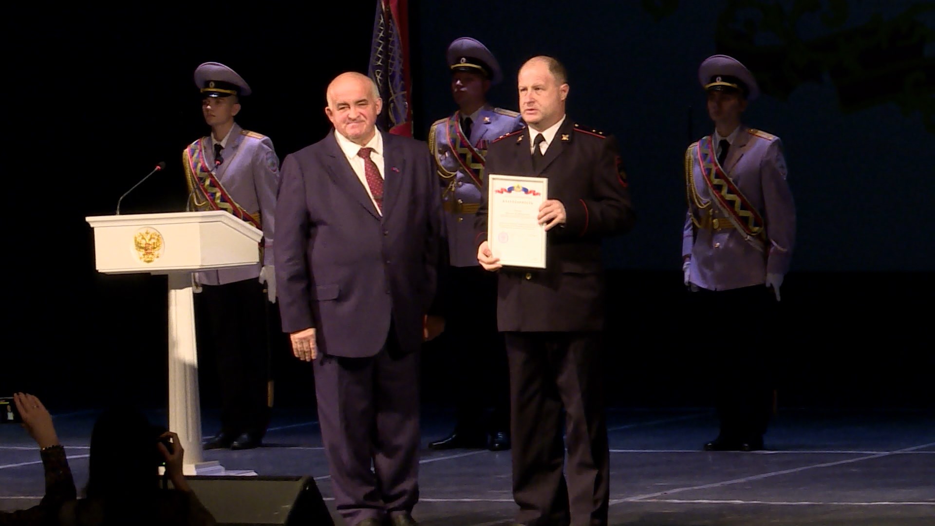 Лучшим костромским полицейским вручили ведомственные и областные награды