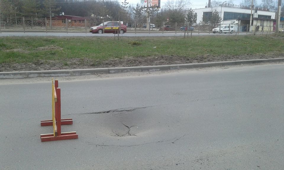 Дорога-дублер Кинешемского шоссе в Костроме начала проваливаться через год после ремонта