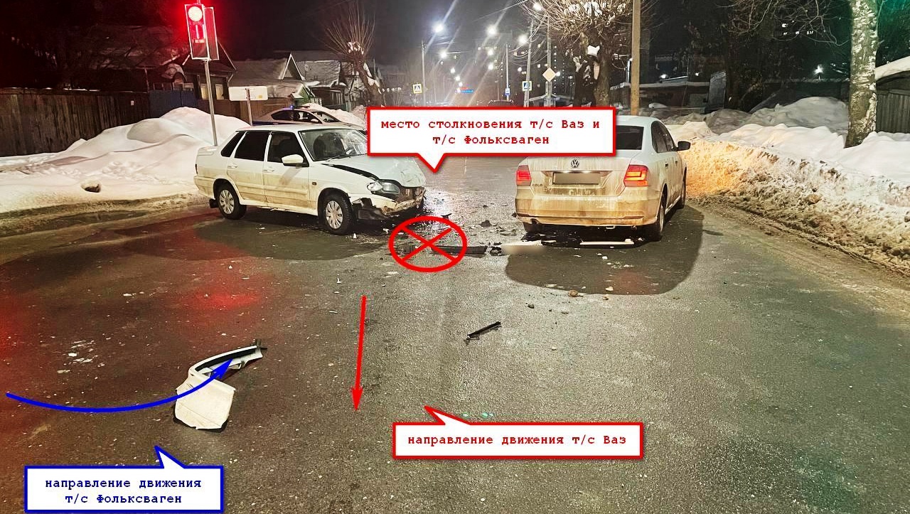 Два молодых водителя аварийно «обновили» новый костромской светофор