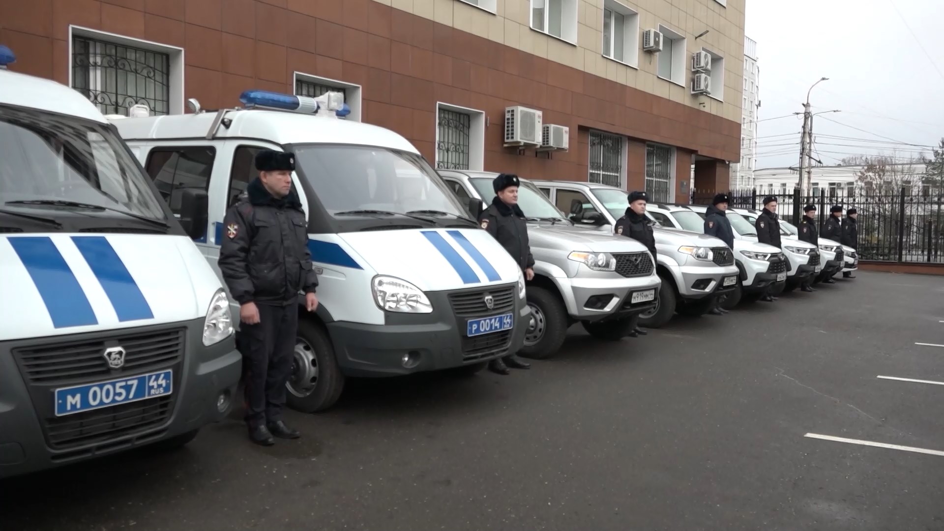 В преддверии профессионального праздника костромские полицейские получили новые служебные машины