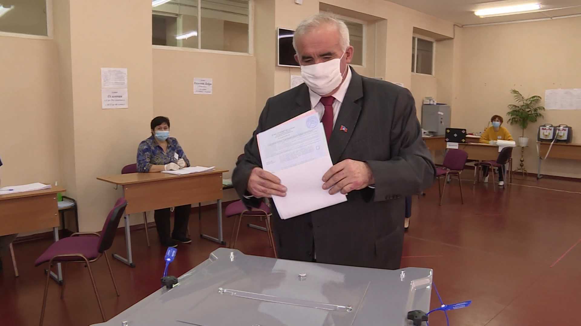 Сергей Ситников проголосовал на выборах в костромской школе