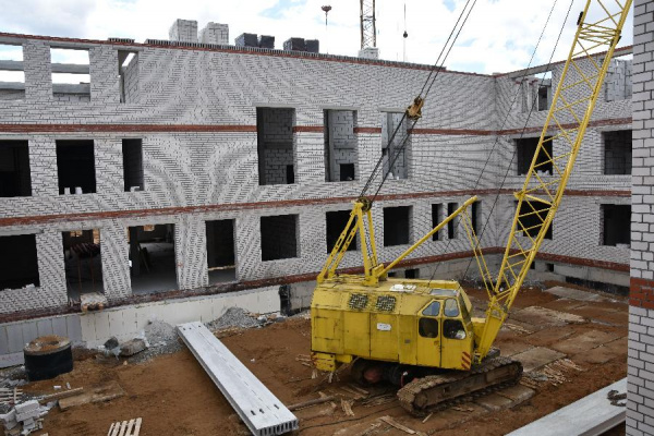 Новую костромскую школу в поселке Волжский подводят под крышу