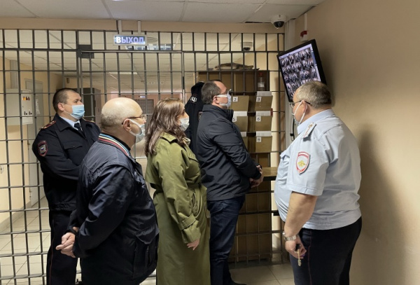 Костромским общественникам показали убранство изолятора временного содержания