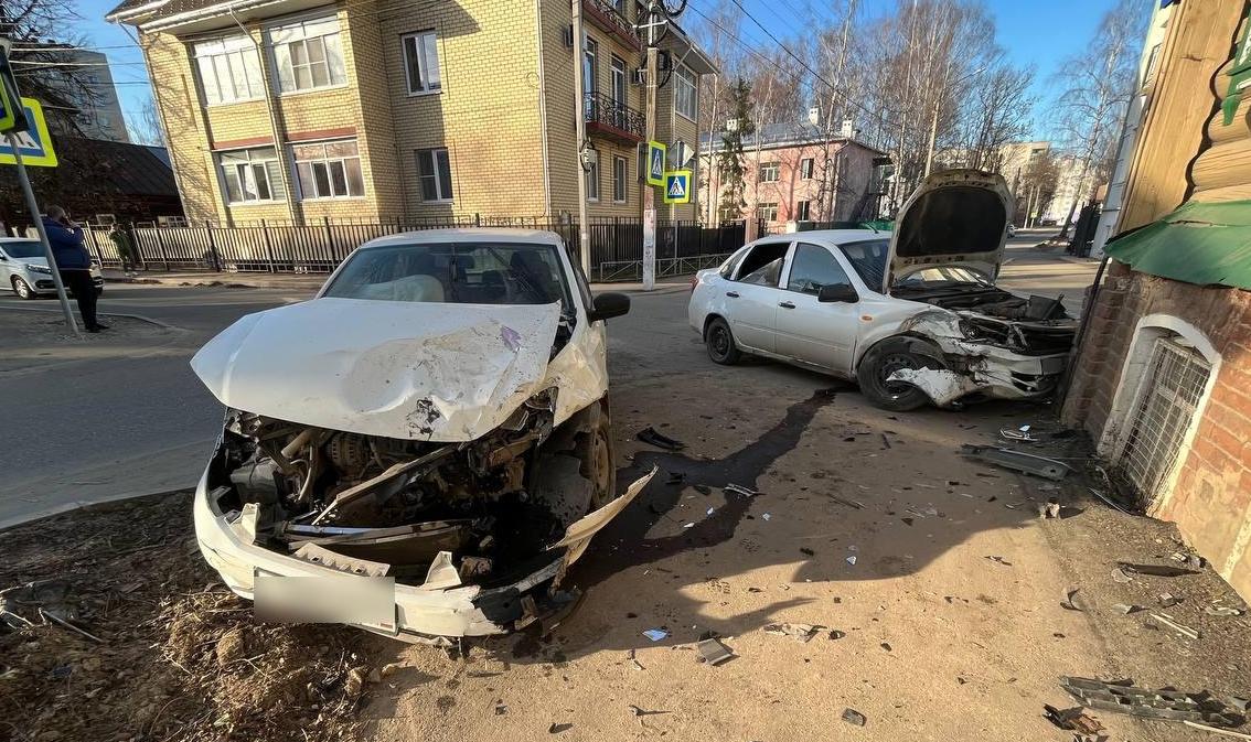 Два автомобиля не поделили дорогу на костромской улице
