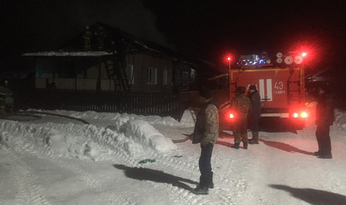 Две семьи из Костромской области остались без крова после ночного пожара