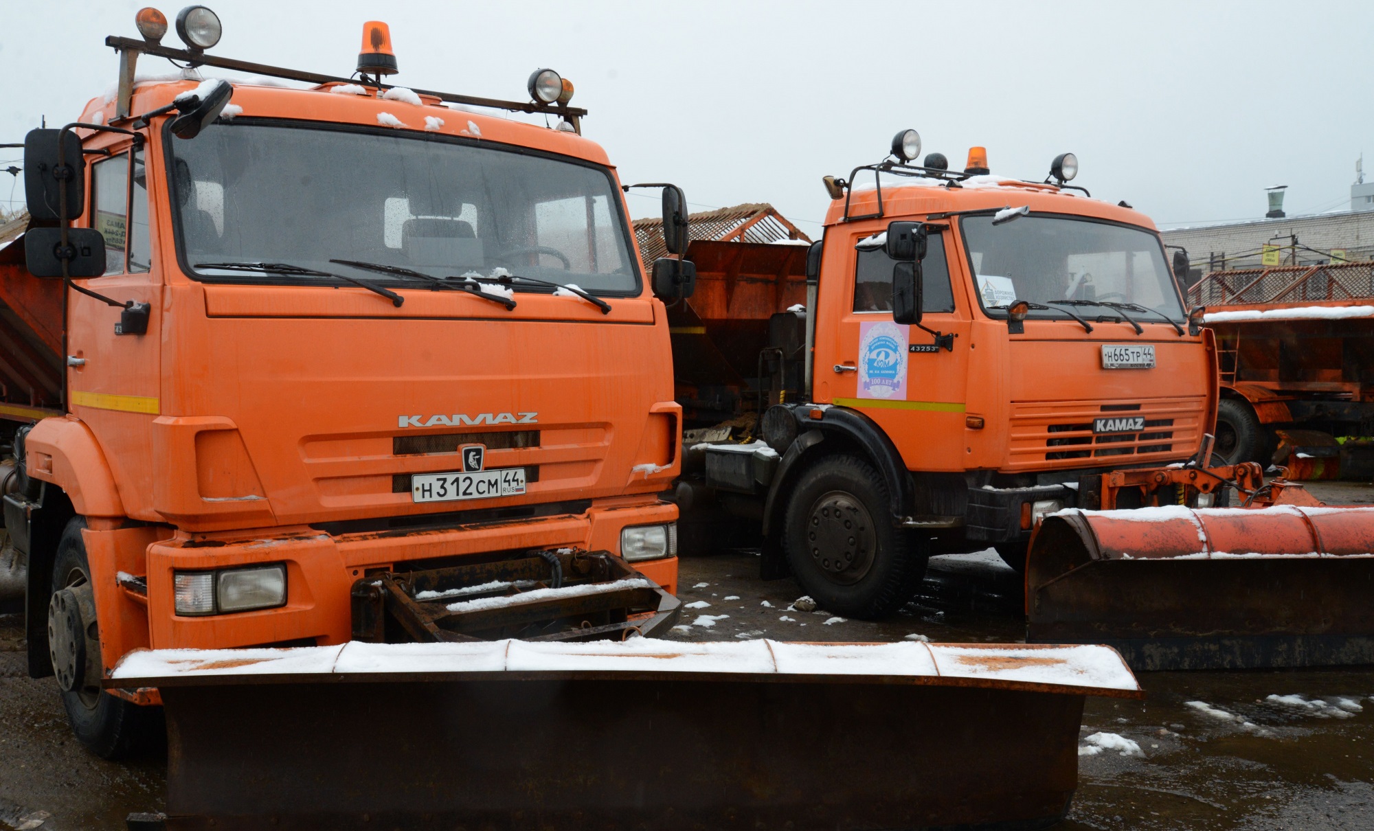 Дорожники оперативно устраняют последствия снегопада в районах Костромской области