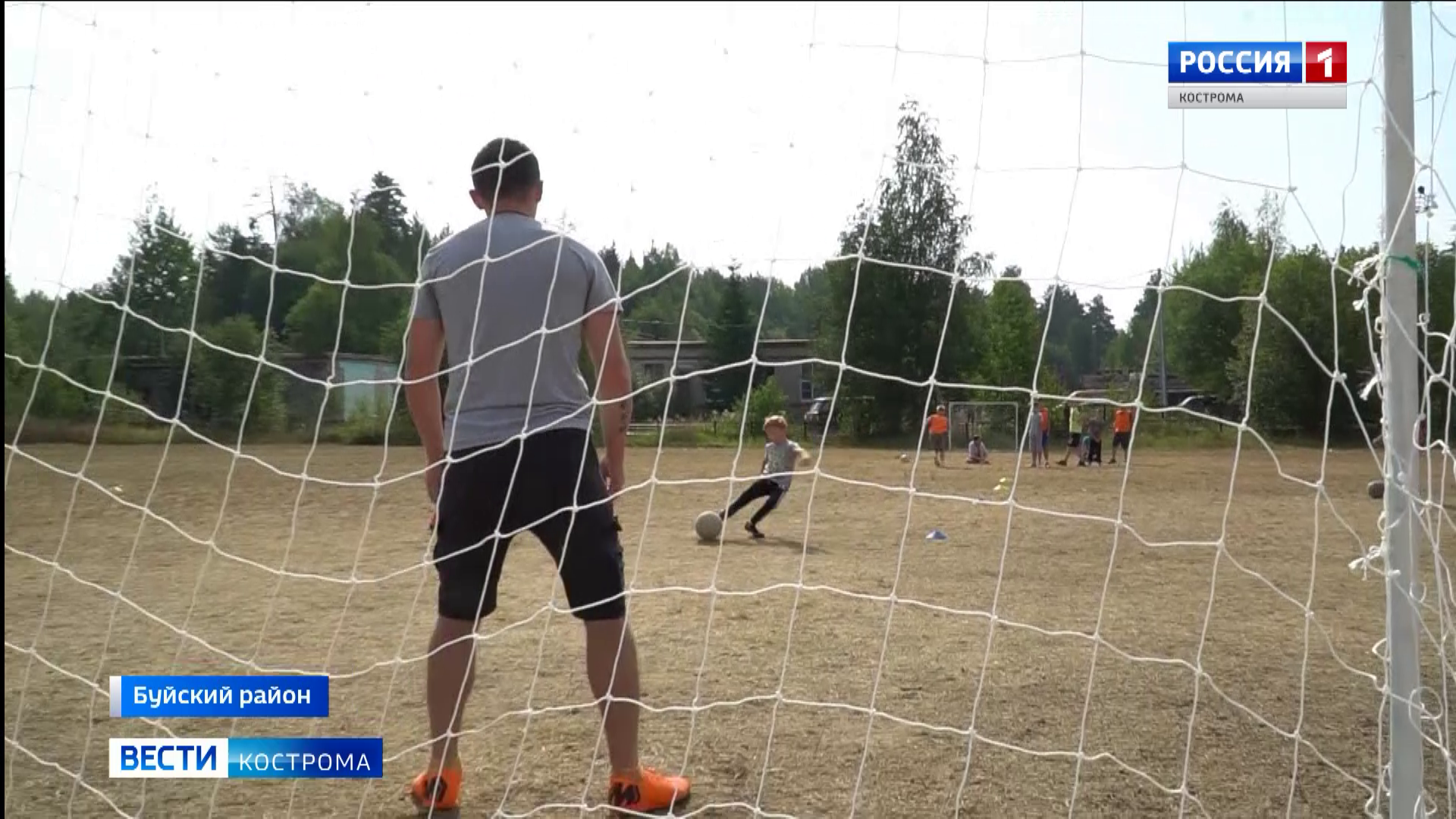 Беженец из Мариуполя учит играть в футбол детей из костромского посёлка