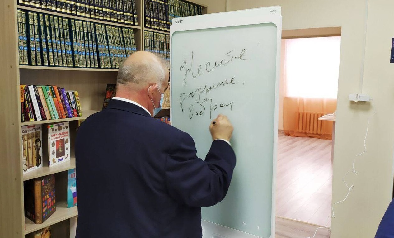 Губернатору показали первую в Костромской области модельную библиотеку