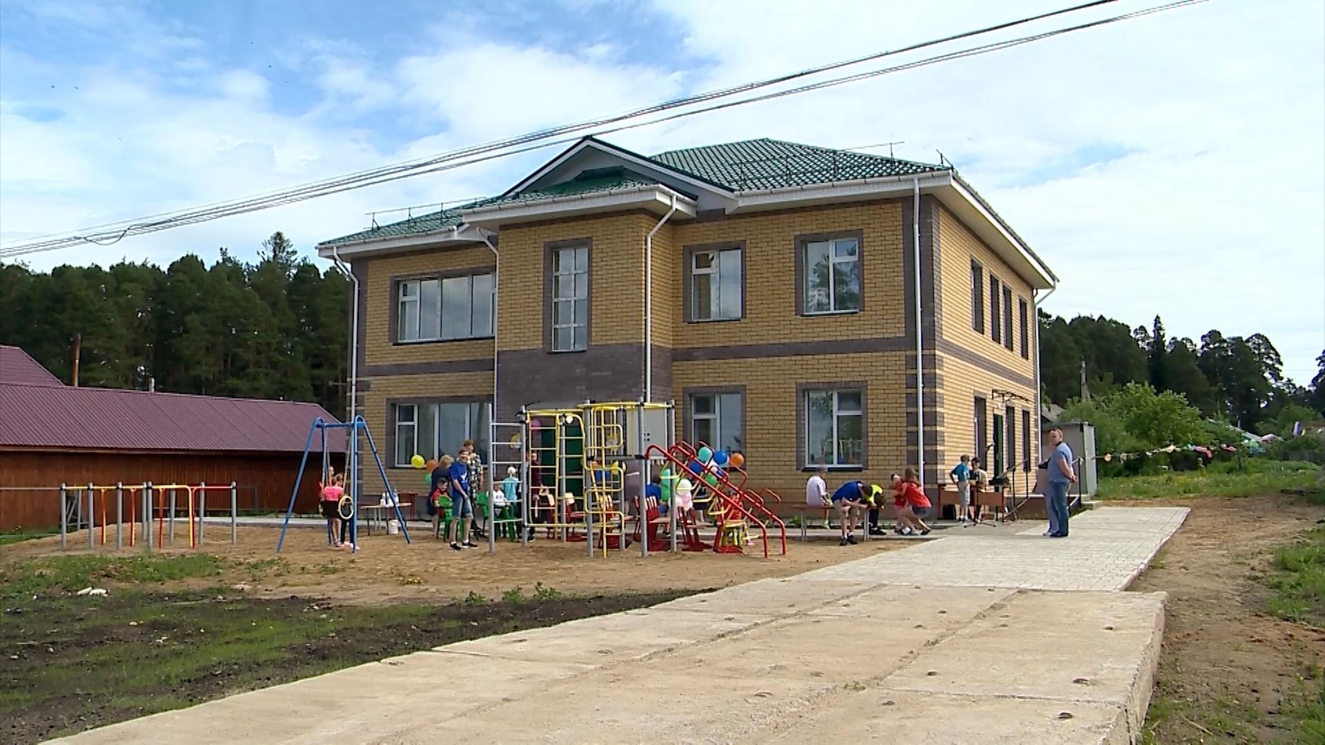В поселке Островское в минувшую субботу торжественно открыли новый жилой корпус центра помощи детям, оставшимся без попечения родителей