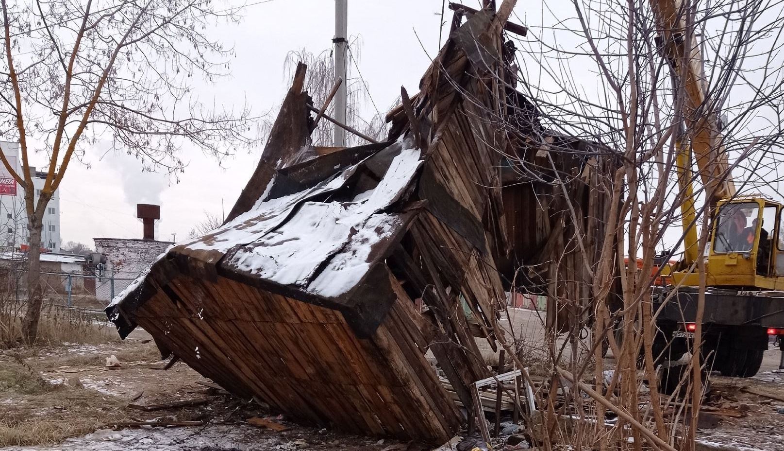 В Костроме снесли половину найденных незаконных строений