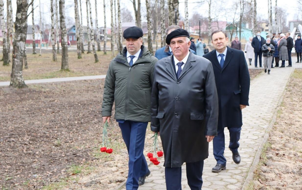 Губернатор Костромской области возложил цветы павшим воинам-буевлянам