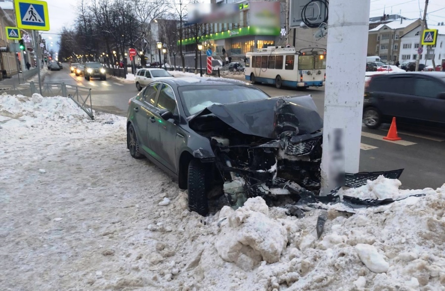 Автоледи разбила дорогую иномарку в центре Костромы