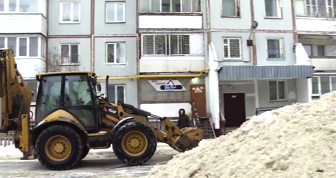 Костромских коммунальщиков мотивируют вывозить снег из дворов