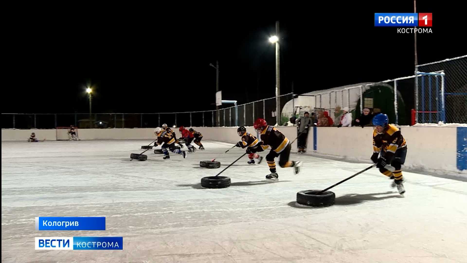 Юные костромские хоккеисты гоняют клюшками по льду автомобильные шины