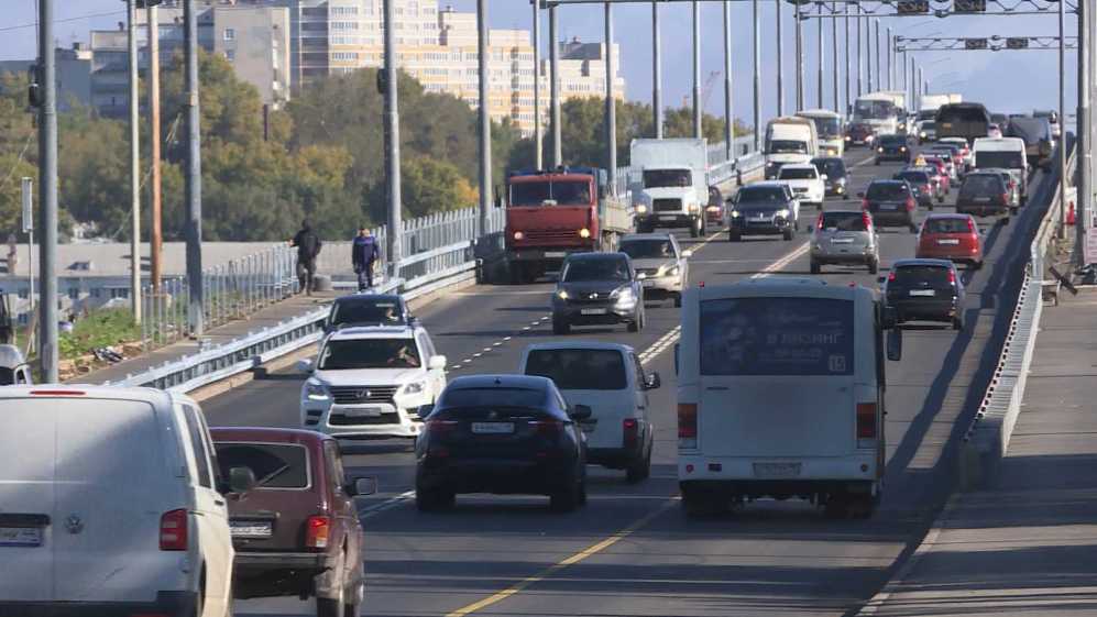 Около движения. Улица Магистральная Кострома мост через Волгу. Проезд через Волгу в Костроме. Пожар на мосту через Волгу Кострома. Дорожный знак через Волгу в Костроме.