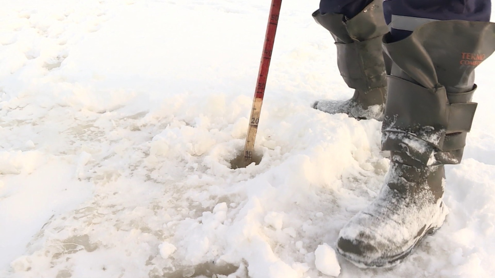 Красносельские спасатели просят местных жителей соблюдать правила безопасности при выходе на лед