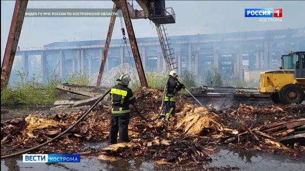 Около суток тушили пожар на деревообрабатывающем предприятии в Костроме