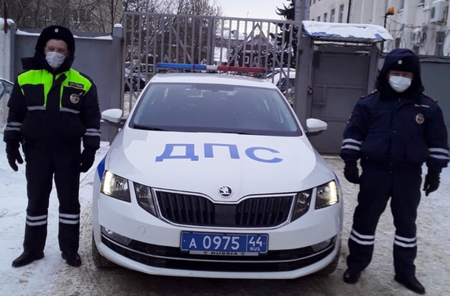 Костромские автоинспекторы в морозы стали для водителей «скорой помощью»