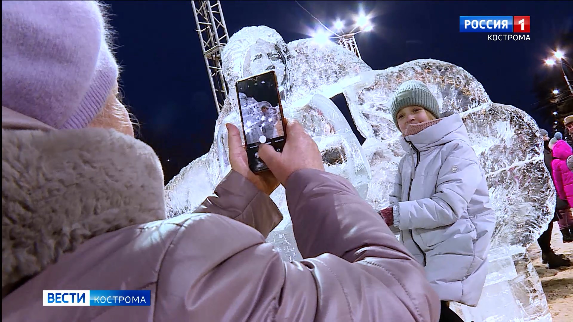 Живая красота ледяных статуй в центре Костромы сохранилась лишь в электронном виде