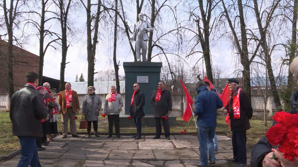 Костромские коммунисты обошли с цветами памятники Ленину