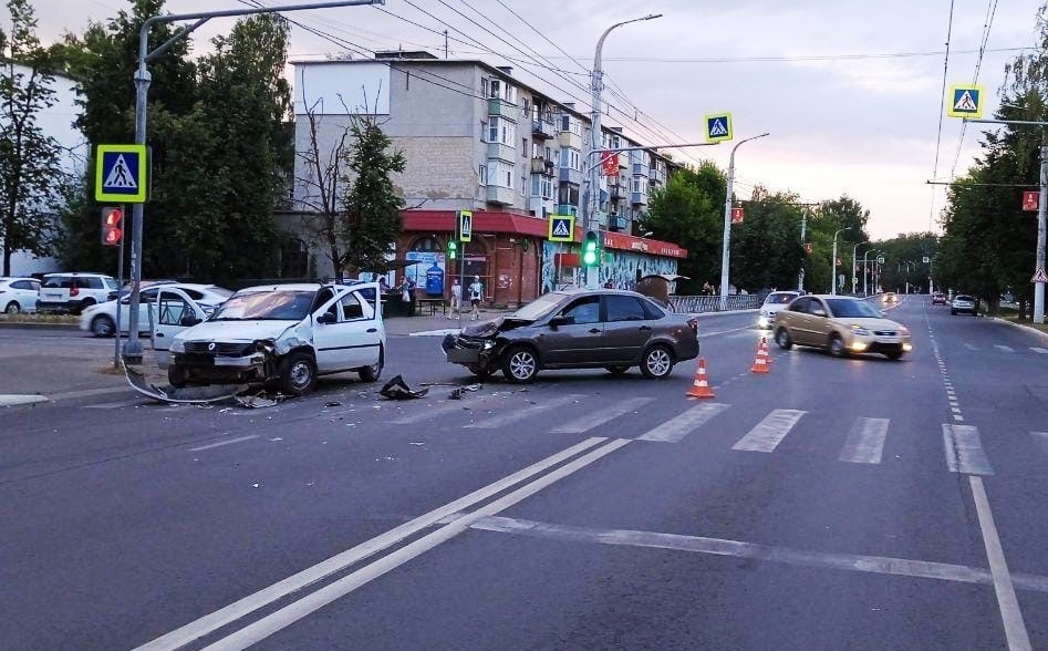 19-летний водитель устроил серьёзное ДТП на перекрёстке в Костроме