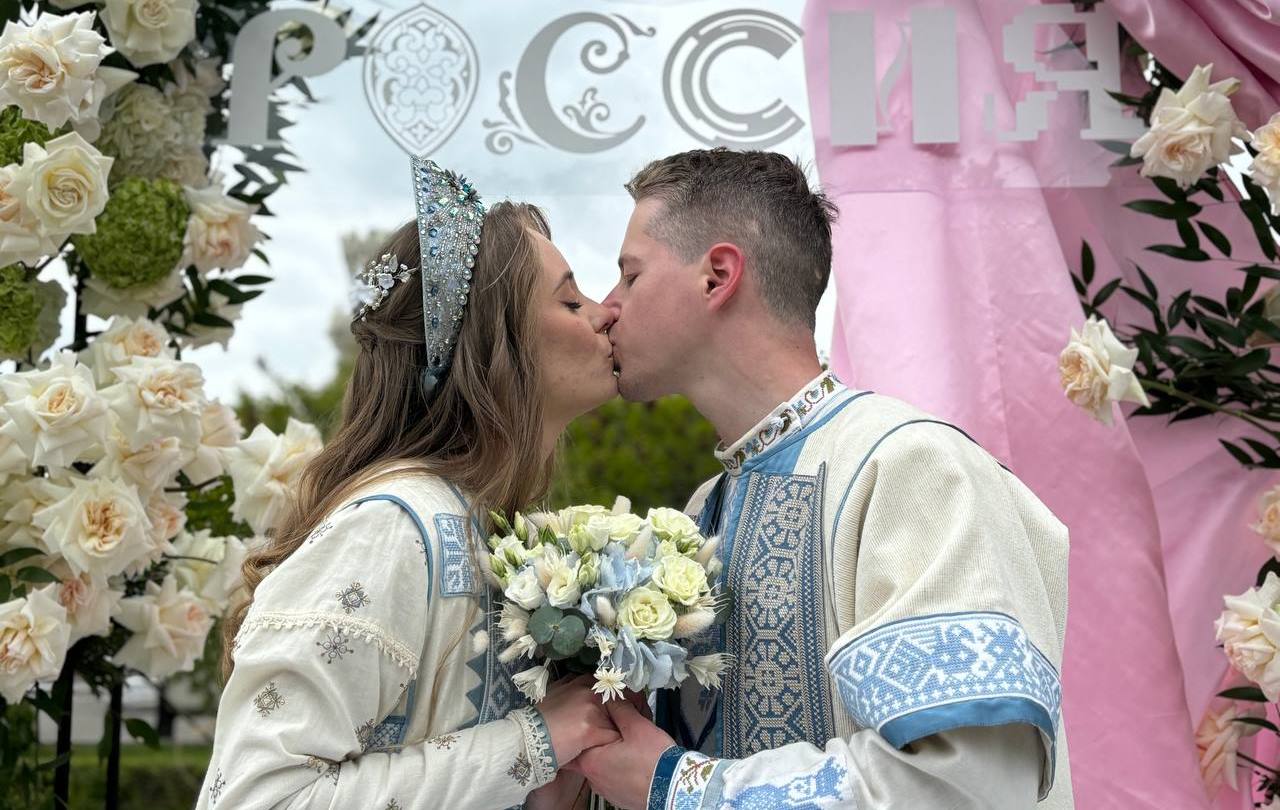 Костромская пара заключила брак на главной площади ВДНХ в Москве
