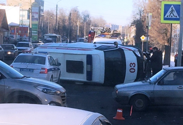Скорая помощь перевернулась на опасном перекрёстке в Костроме