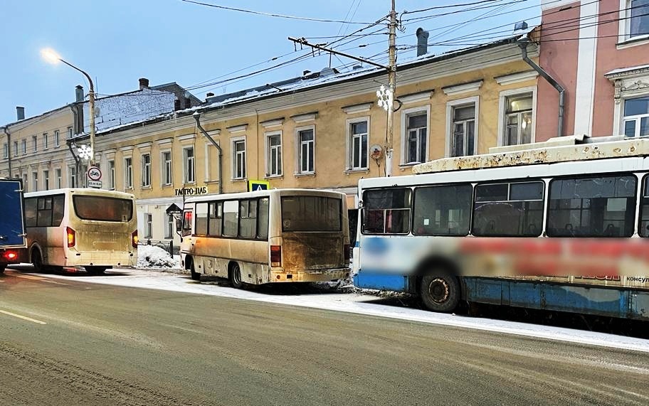 Троллейбус и два автобуса не поделили главную улицу Костромы