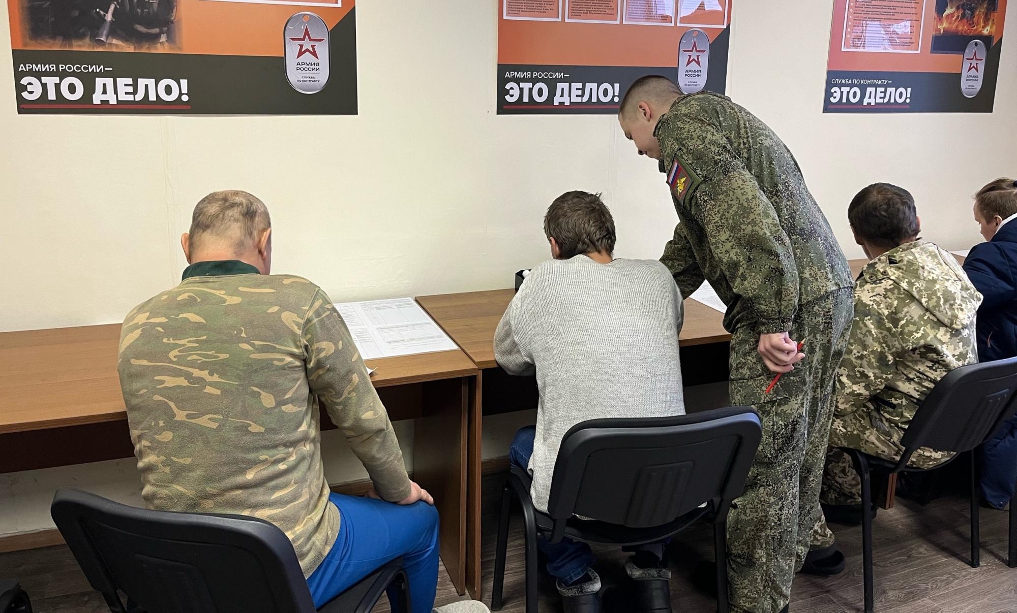 Жители пяти районов Костромской области подписали контракты на службу в Армии России