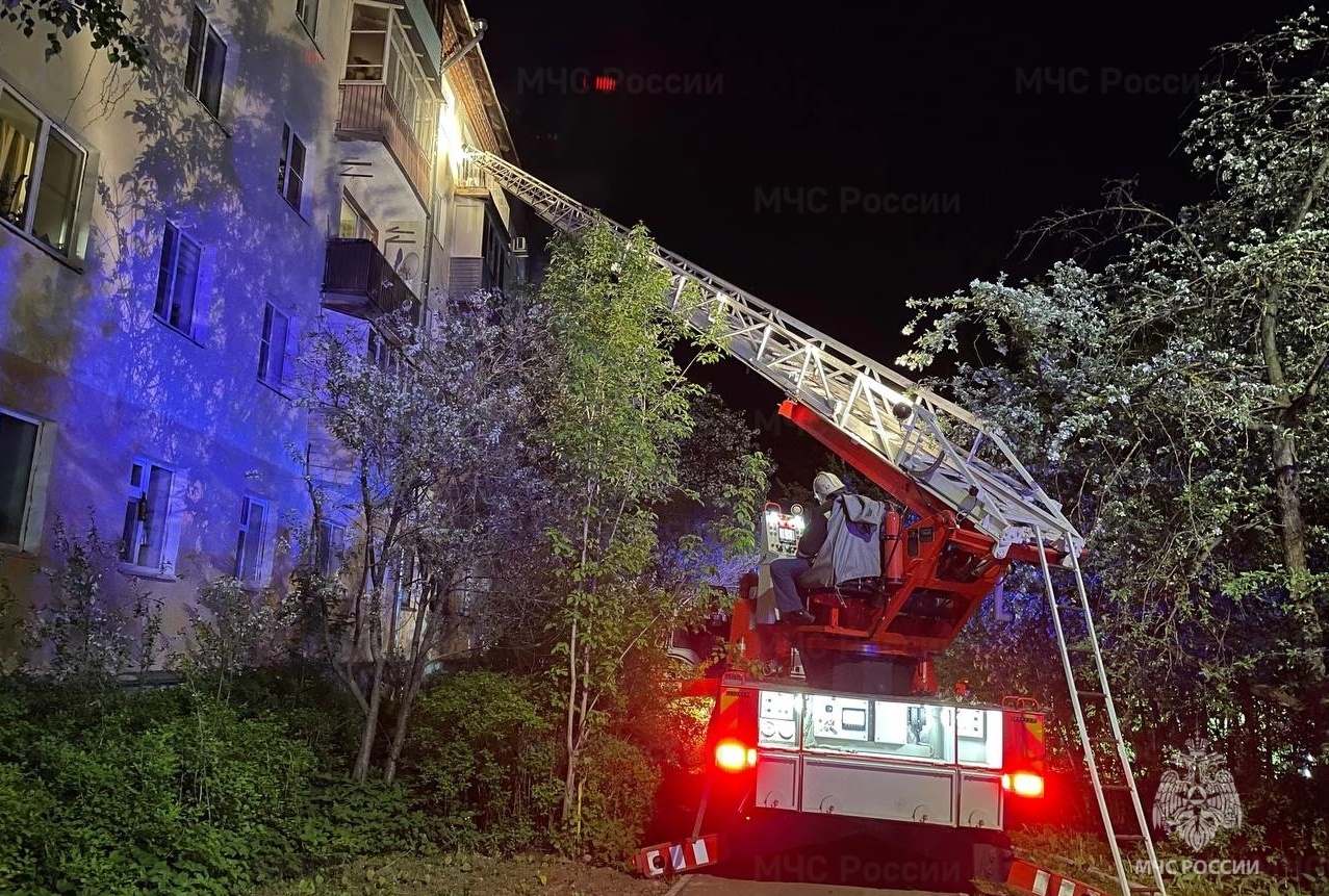 Сотрудники МЧС эвакуировали 23 костромичей из горящей многоэтажки