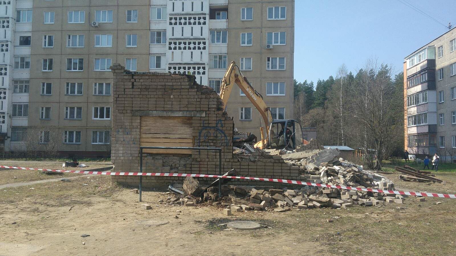 На улице Костромской сносят опасное здание