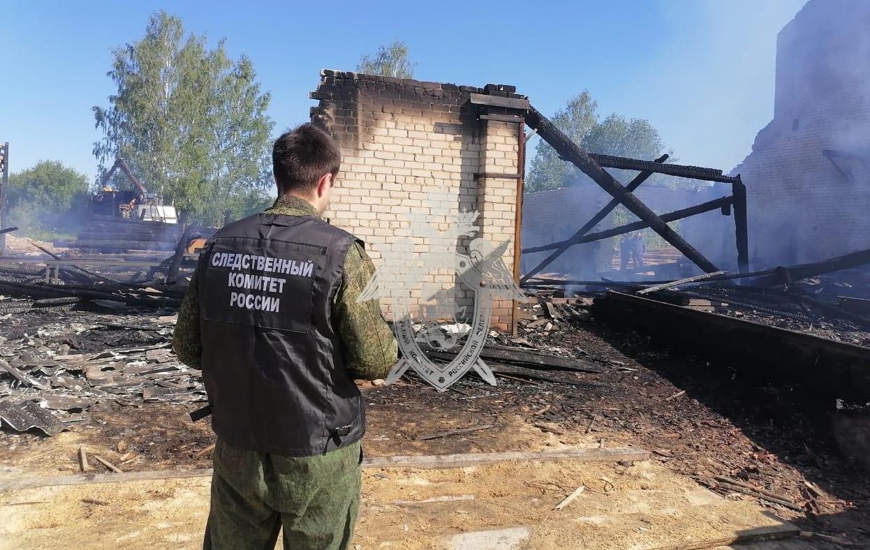 Во время пожара на частной пилораме в костромской глубинке погиб мужчина