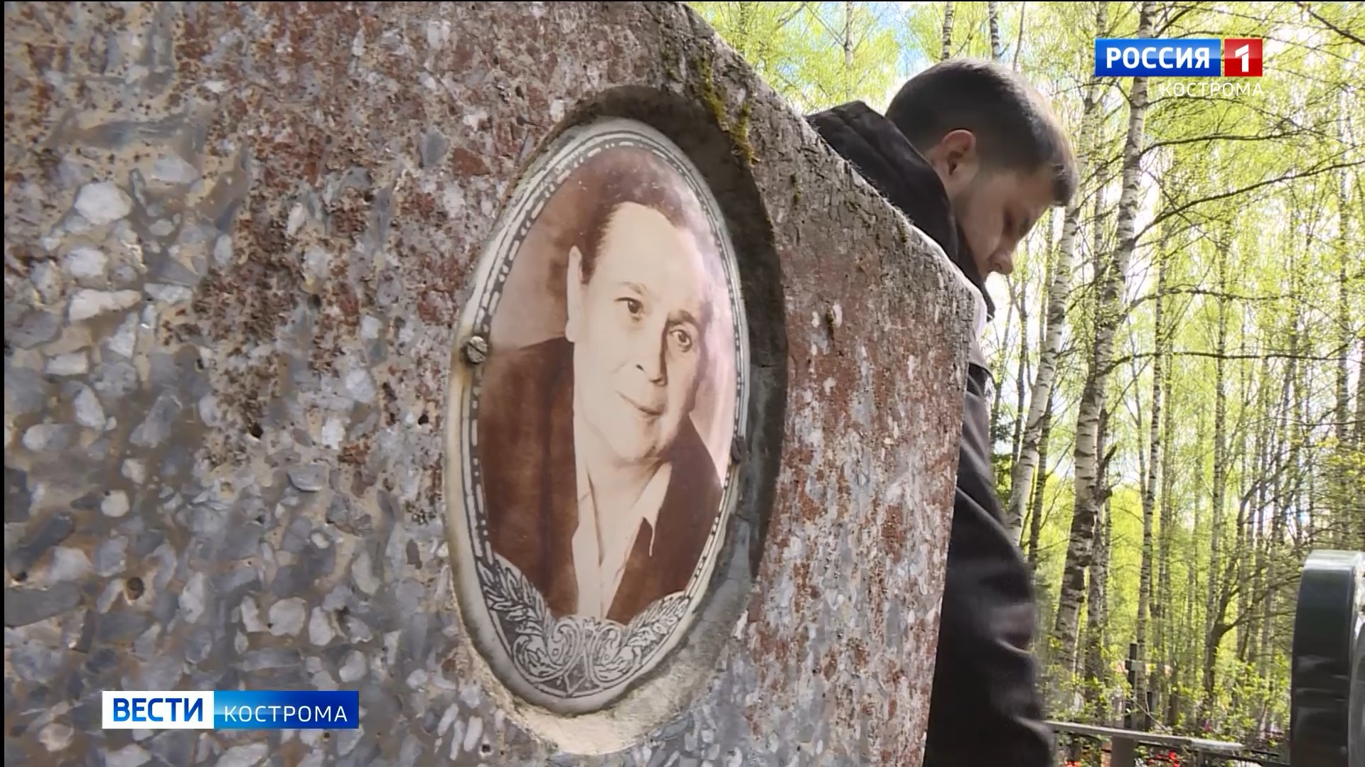 Молодежный трудовой десант наводит порядок на могилах костромских ветеранов